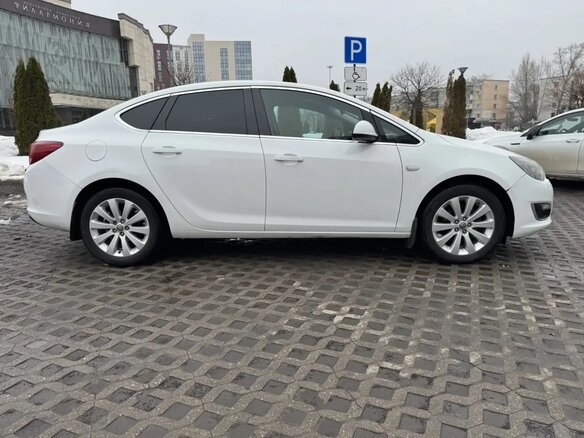 2014 Opel Astra J Рестайлинг, белый, 750000 рублей - вид 3