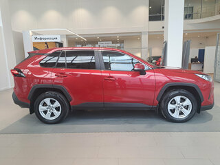 2021 Toyota RAV4 V (XA50), красный, 2649000 рублей, вид 4