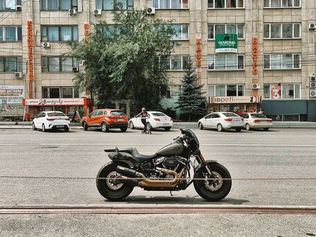 2018 Harley-Davidson Fat Bob, серый, 1300000 рублей, вид 5