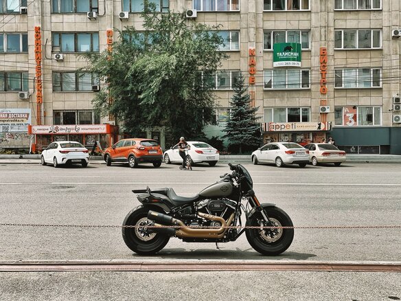 2018 Harley-Davidson Fat Bob, серый, 1300000 рублей - вид 4
