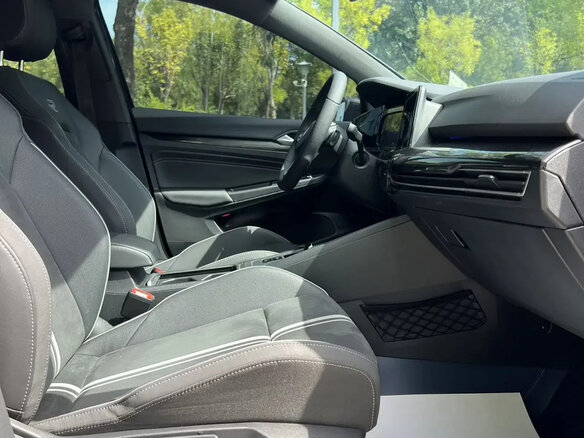 2023 Volkswagen Golf VIII, чёрный, 1827009 рублей - вид 9