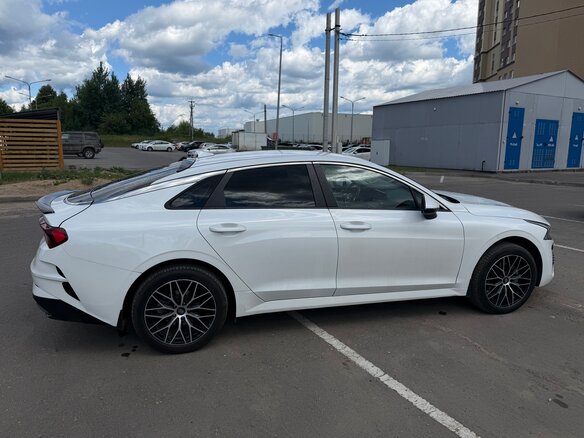 2021 Kia K5 III, белый - вид 3