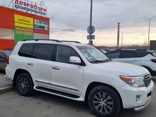 2013 Toyota Land Cruiser 200 Series Рестайлинг 1, белый, 5700000 рублей, вид 3