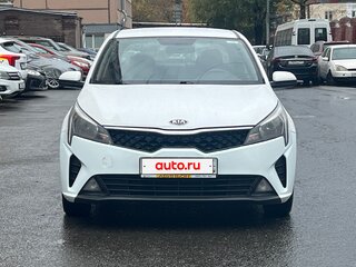 2021 Kia Rio IV Рестайлинг, белый, 820000 рублей, вид 2
