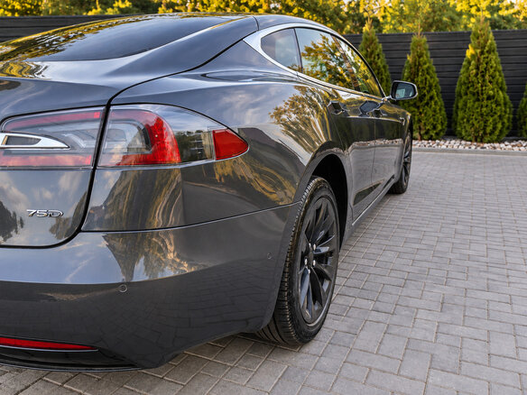 2018 Tesla Model S 75D I Рестайлинг, серый, 3180000 рублей - вид 5