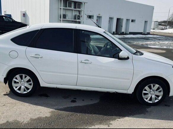 2023 Lada (ВАЗ) Granta I Рестайлинг, белый, 700000 рублей - вид 2