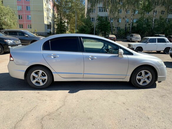 2009 Honda Civic Hybrid VIII Рестайлинг, серебристый, 675000 рублей - вид 4