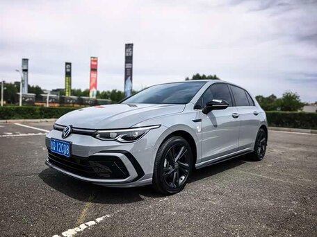 2023 Volkswagen Golf VIII, серебристый, 1533000 рублей, вид 1