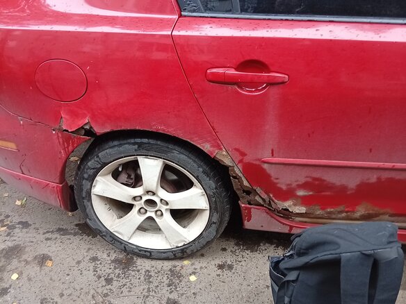 2004 Mazda 3 I (BK), красный, 150000 рублей - вид 4