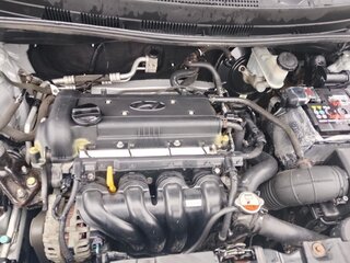 2013 Hyundai Solaris I, серебристый, 597000 рублей, вид 4