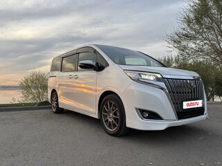 2018 Toyota Esquire I Рестайлинг, белый, 2195000 рублей, вид 2