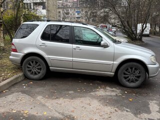 2002 Mercedes-Benz M-Класс 270 I (W163) Рестайлинг, серебристый, 780000 рублей, вид 3