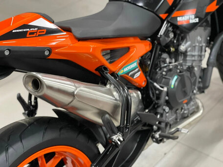 2022 KTM 890 Duke GP, оранжевый, 899000 рублей, вид 3