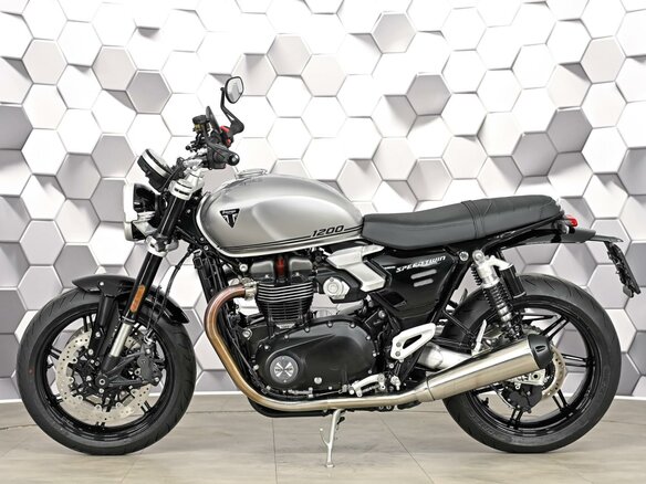 2026 Triumph Speed Twin, серебристый, 1699000 рублей - вид 3