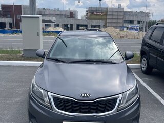 2015 Kia Rio III Рестайлинг, серый, 920000 рублей, вид 4