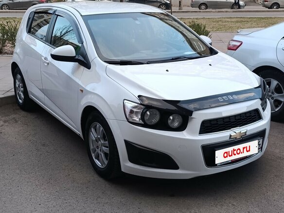 2012 Chevrolet Aveo II, белый, 620000 рублей