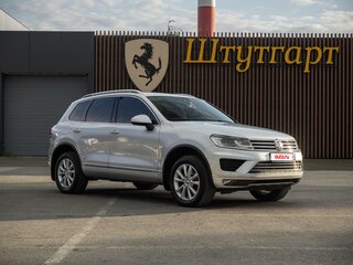 2015 Volkswagen Touareg II Рестайлинг, серебристый, 3400000 рублей, вид 3