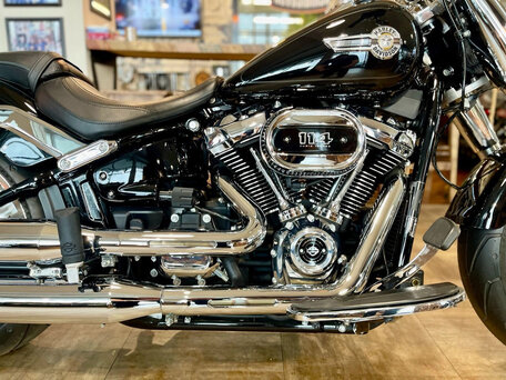 2024 Harley-Davidson Fat Boy, чёрный, 3350000 рублей, вид 4