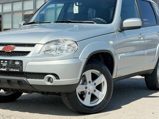 2013 Chevrolet Niva I Рестайлинг, серебристый, 735000 рублей, вид 3