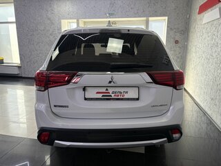 2018 Mitsubishi Outlander III Рестайлинг 2, белый, 1695000 рублей, вид 4