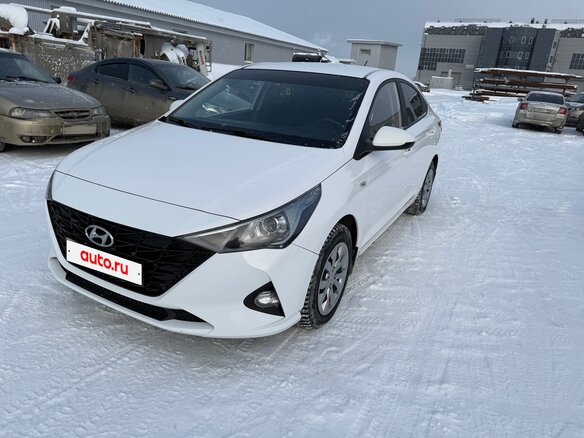2021 Hyundai Solaris II Рестайлинг, белый, 1650000 рублей - вид 2