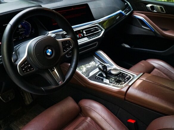 2021 BMW X6 40d III (G06), белый, 8500000 рублей - вид 9