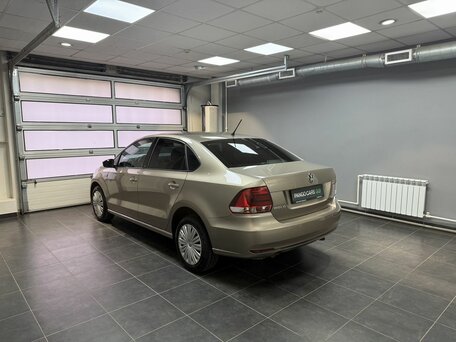 2016 Volkswagen Polo V Рестайлинг, бежевый, 915000 рублей, вид 4