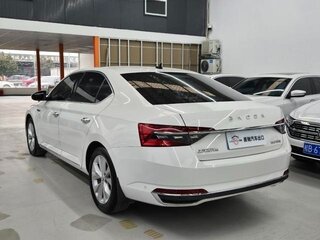 2021 Skoda Superb III Рестайлинг, белый, 1850000 рублей, вид 4