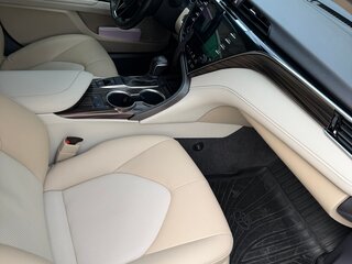 2021 Toyota Camry VIII (XV70) Рестайлинг, белый, 4200000 рублей, вид 4