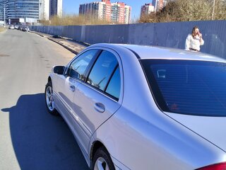 2006 Mercedes-Benz C-Класс 230 II (W203) Рестайлинг, серебристый, 895000 рублей, вид 4