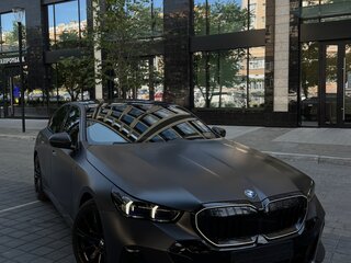 2024 BMW 5 серии 530i xDrive VIII (G60/G61/G68), серый, 7780000 рублей, вид 2