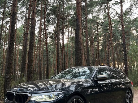 2019 BMW 5 серии M550d xDrive VII (G30/G31/G38), чёрный, 3852876 рублей - вид 3