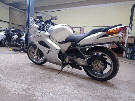 2003 Honda VFR 800, серебристый, 450000 рублей, вид 3