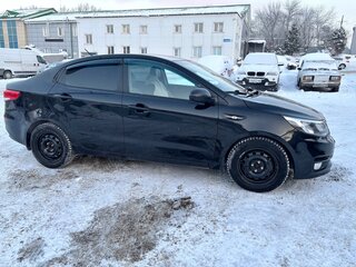 2016 Kia Rio III Рестайлинг, чёрный, 940000 рублей, вид 4