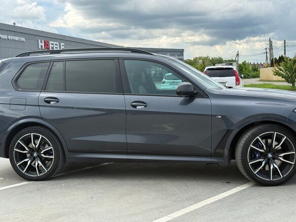 2021 BMW X7 40d I (G07), серый, 7500000 рублей - вид 2