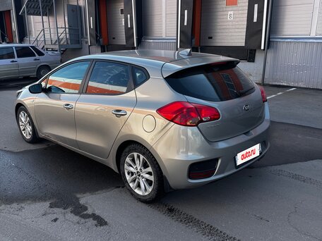 2017 Kia Ceed II Рестайлинг, серебристый, 980000 рублей, вид 4