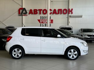 2013 Skoda Fabia II Рестайлинг, белый, 695000 рублей, вид 4