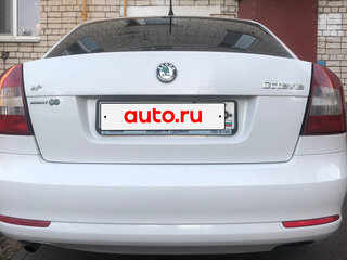 2011 Skoda Octavia II (A5) Рестайлинг, белый, 800000 рублей, вид 3