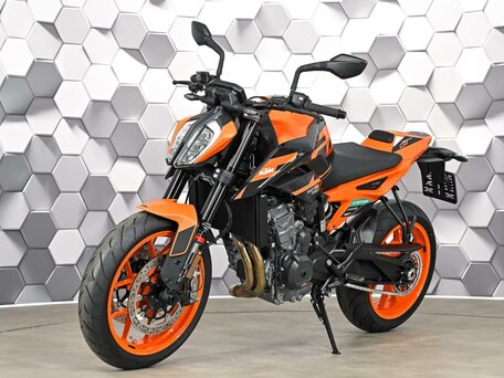 2023 KTM 890 Duke GP, оранжевый, 899000 рублей, вид 2