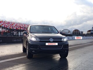 2010 Volkswagen Touareg II, серый, 1420000 рублей, вид 2
