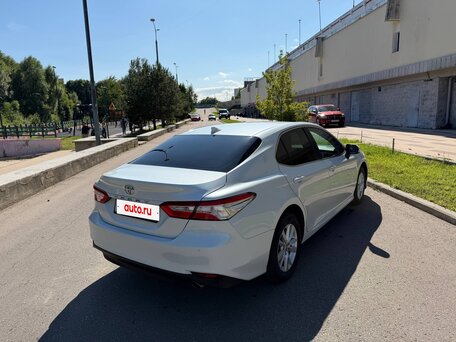 2020 Toyota Camry VIII (XV70), белый, 2280000 рублей, вид 4