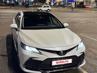 2023 Toyota Camry VIII (XV70) Рестайлинг, белый, 3550000 рублей, вид 2