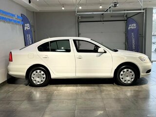 2011 Skoda Octavia II (A5) Рестайлинг, белый, 725000 рублей, вид 4