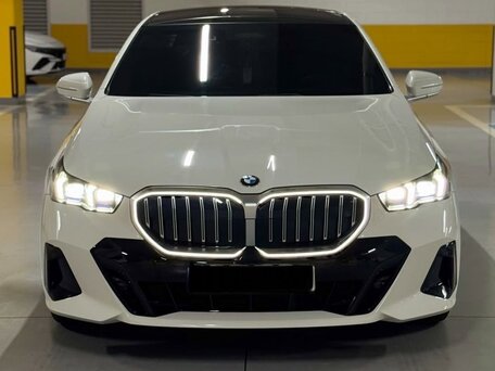 2025 BMW 5 серии 523d xDrive VIII (G60/G61/G68), белый, 7890000 рублей, вид 2