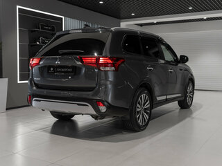 2021 Mitsubishi Outlander III Рестайлинг 3, серый, 3060000 рублей, вид 5
