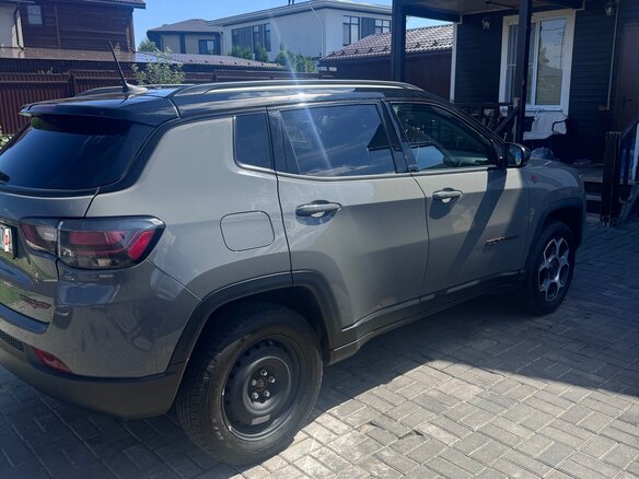 2022 Jeep Compass II Рестайлинг, серый, 2400000 рублей - вид 3