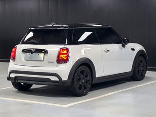2023 Mini Hatch Cooper III (F55/F56) Рестайлинг 2, белый, 1985000 рублей, вид 5