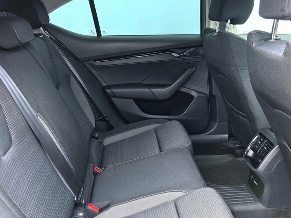 2021 Skoda Octavia IV (A8), серебристый, 1740000 рублей - вид 18