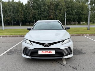 2021 Toyota Camry VIII (XV70) Рестайлинг, белый, 3350000 рублей, вид 2