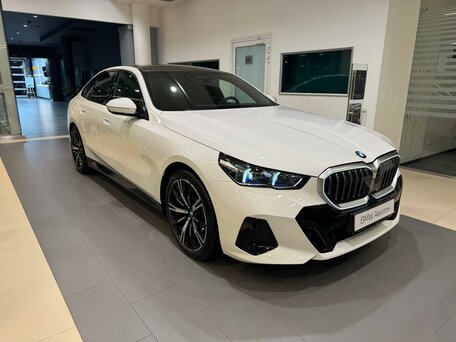 2025 BMW 5 серии 530i xDrive VIII (G60/G61/G68), белый, 10949900 рублей, вид 1